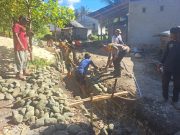 Semangat Gotong Royong Satgas TMMD ke-129 Kodim 1505/Tidore dan Warga Bangun Drainase di Desa Lolobata