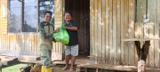 Satgas TMMD Ke-129 Kodim 1807/Sorong Selatan Bagikan 100 Paket Sembako dan Nutrisi, Wujud Nyata Kepedulian Cegah Stunting