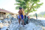 Semangat Kebersamaan Satgas TMMD ke-129 Kodim 1505/Tidore dan Warga Terus Menggelora di Lokasi Pembangunan Drainase