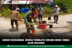 Bangun Kebersamaan, Babinsa Purwajaya Bersama Warga Tambal Jalan Berlubang Bangun Kebersamaan, Babinsa Purwajaya Bersama Warga Tambal Jalan Berlubang