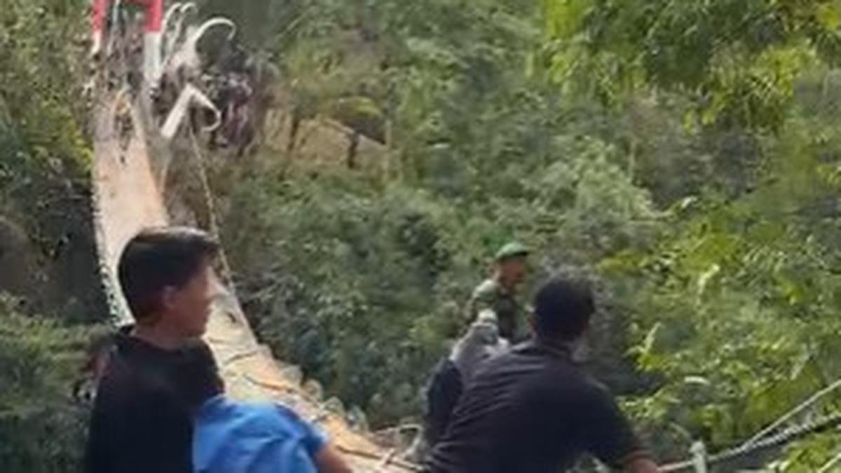 Jembatan tersebut mengalami kemiringan setelah tali sling pada sisi kiri terlepas dari pengikat utama