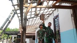 Merajut Harapan di Bawah Atap Baru: Sentuhan Hangat Satgas TMMD 129 Bojonegoro untuk Rumah Pak Ladi