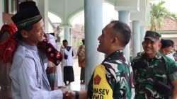 Saat Bintang Satu dan Warga Bersujud Bersama: Potret Kebersamaan Tim Wasev TMMD 129 Bojonegoro di Desa Kesongo
