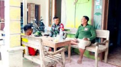 Menganyam Kebersamaan di Teras Desa: Cara Babinsa Kesongo Rangkul Warga Sukseskan TMMD 129 Bojonegoro