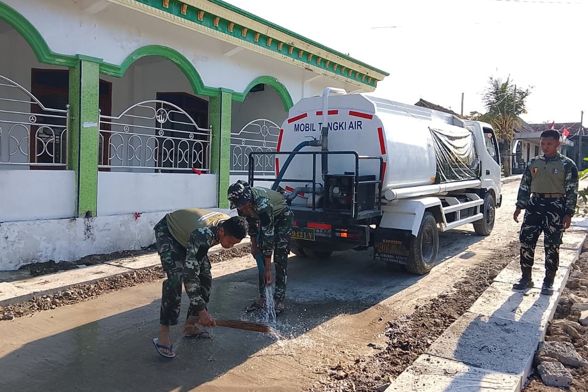 Menjaga Asa di Depan Rumah Ibadah: Kala Satgas TMMD 129 Bojonegoro Setia Merawat Jalan Desa Kesongo