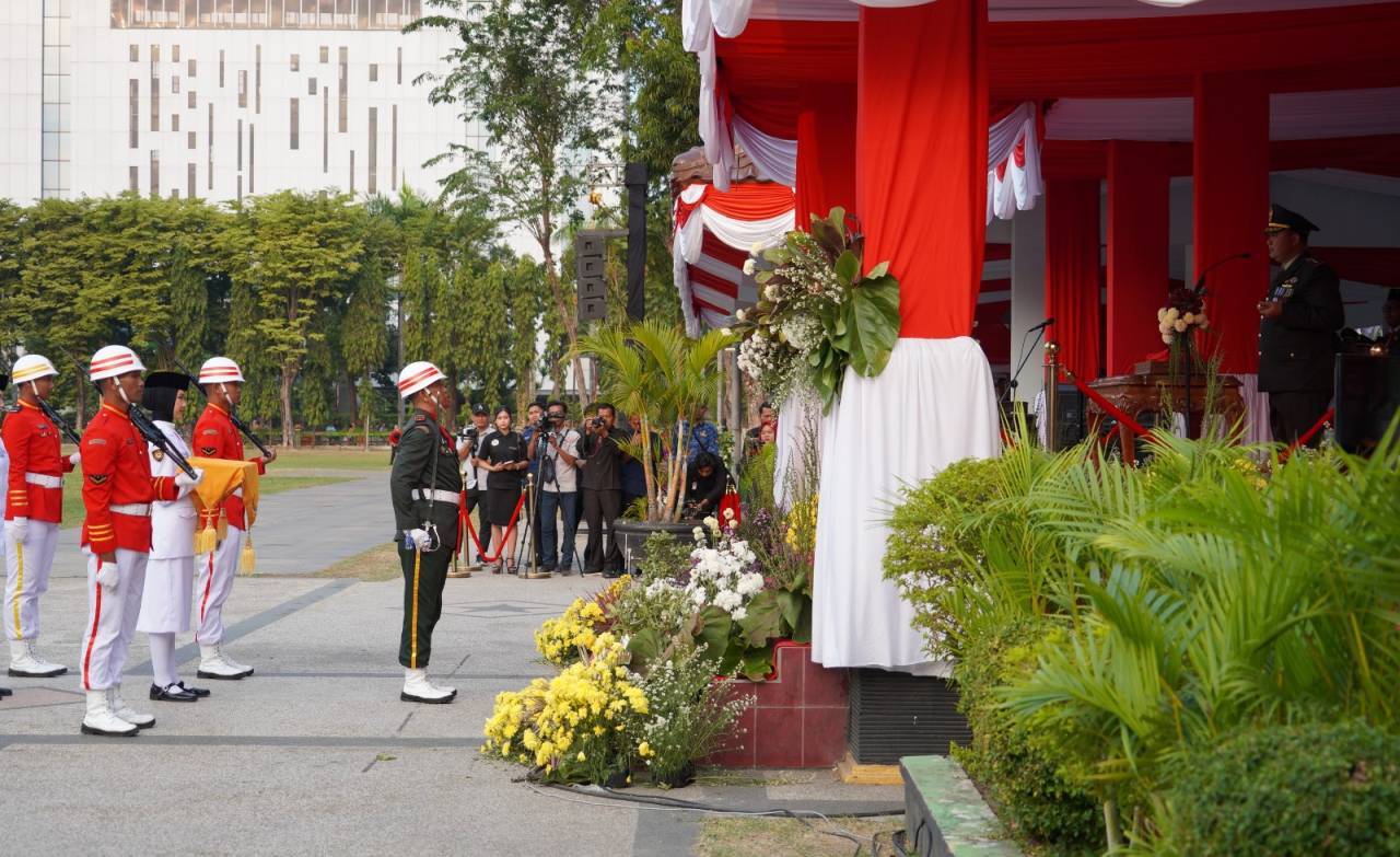 Berlangsung Khidmat: Dandim Bojonegoro Pimpin Upacara Penurunan Bendera HUT ke-81 RI
