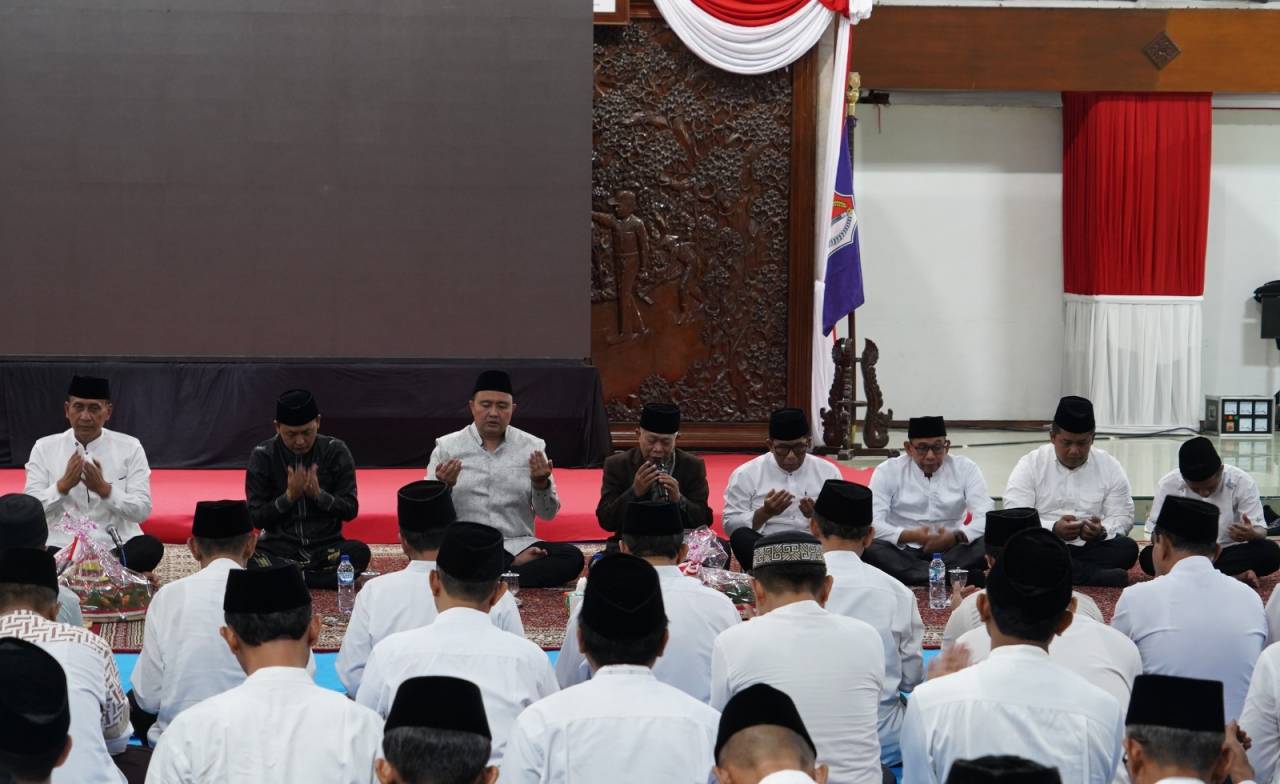 Perkuat Kolaborasi dan Refleksi Kemerdekaan: Dandim Bojonegoro Hadiri Malam Tasyakuran HUT ke-81 RI Perkuat Kolaborasi dan Refleksi Kemerdekaan: Dandim Bojonegoro Hadiri Malam Tasyakuran HUT ke-81 RI