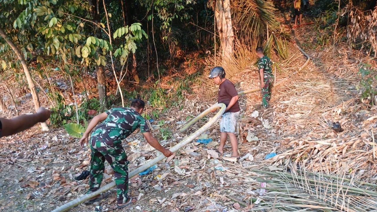 Sigap Tangani Kebakaran, Koramil 1505-05/Sofifi Bersama Damkar dan Warga Padamkan Api