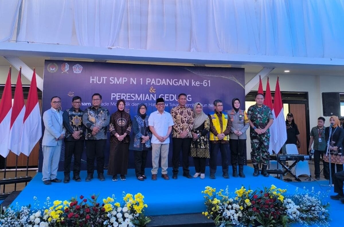 Dandim Bojonegoro Dampingi Menko PMK Hadiri Harlah dan Peresmian Gedung Baru SMPN 1 Padangan
