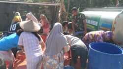 Peduli, Kodim 0813 Bojonegoro Pasok 8000 Liter Air Bersih ke Warga Desa Tlogohaji Peduli, Kodim 0813 Bojonegoro Pasok 8000 Liter Air Bersih ke Warga Desa Tlogohaji