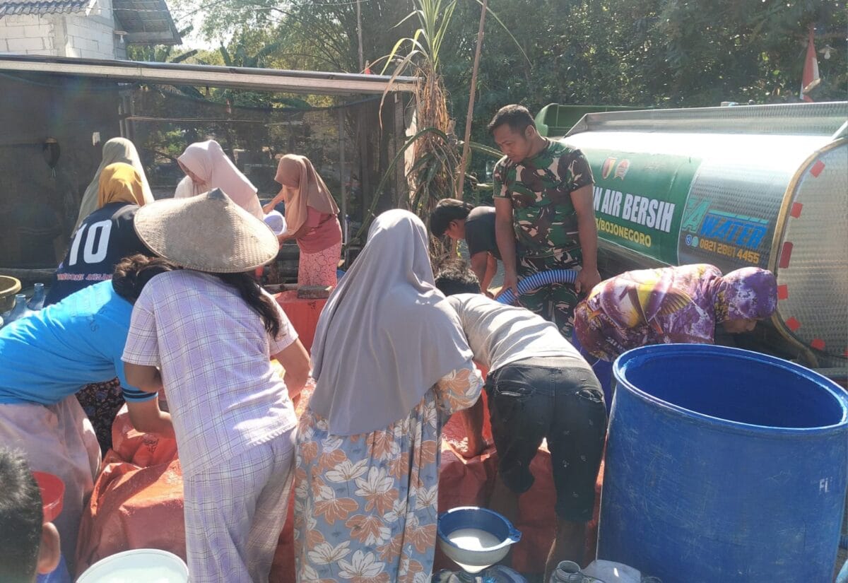 Peduli, Kodim 0813 Bojonegoro Pasok 8000 Liter Air Bersih ke Warga Desa Tlogohaji Peduli, Kodim 0813 Bojonegoro Pasok 8000 Liter Air Bersih ke Warga Desa Tlogohaji