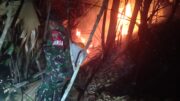 Babinsa Bersama Masyarakat Padamkan Kebakaran Hutan di Desa Yawal