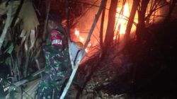 Babinsa Bersama Masyarakat Padamkan Kebakaran Hutan di Desa Yawal