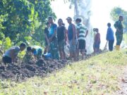 Bahu Membahu Demi Desa Sehat, Satgas TMMD Bersama Warga Bersihkan Saluran Air