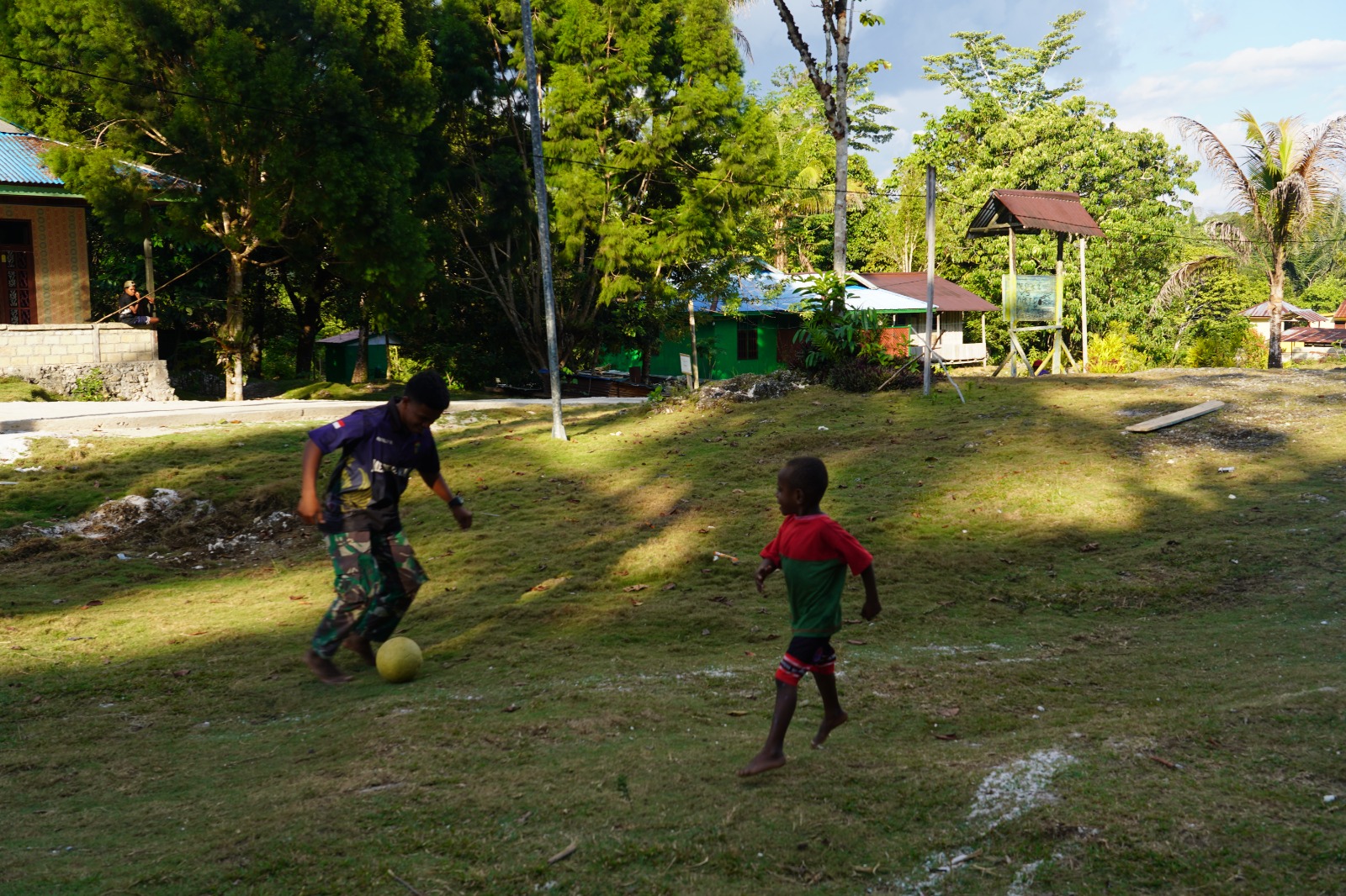 Bukan Sekadar Membangun Desa, Satgas TMMD Ke-129 Hadirkan Keceriaan Bersama Anak-Anak Kampung Sesor