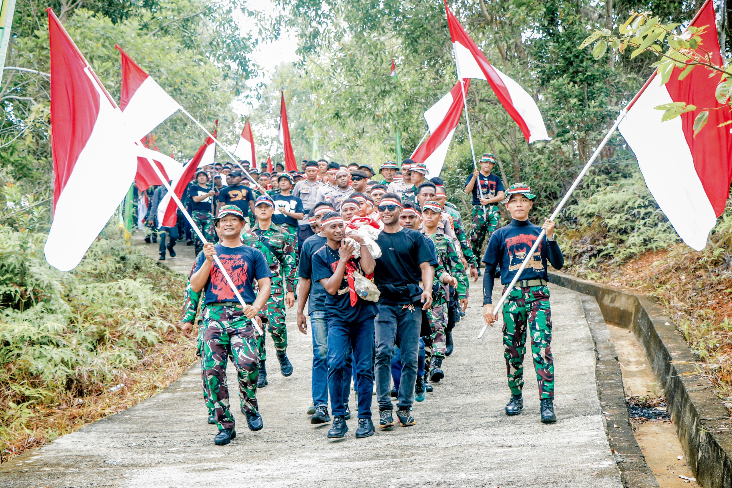 Sang Merah Putih Terbesar di Indonesia Berkibar di Puncak Gunung Cycloop, Koops TNI Habema : Gegap Gempita Damai Persatuan dari Tanah Cenderawasih Sang Merah Putih Terbesar di Indonesia Berkibar di Puncak Gunung Cycloop, Koops TNI Habema : Gegap Gempita Damai Persatuan dari Tanah Cenderawasih