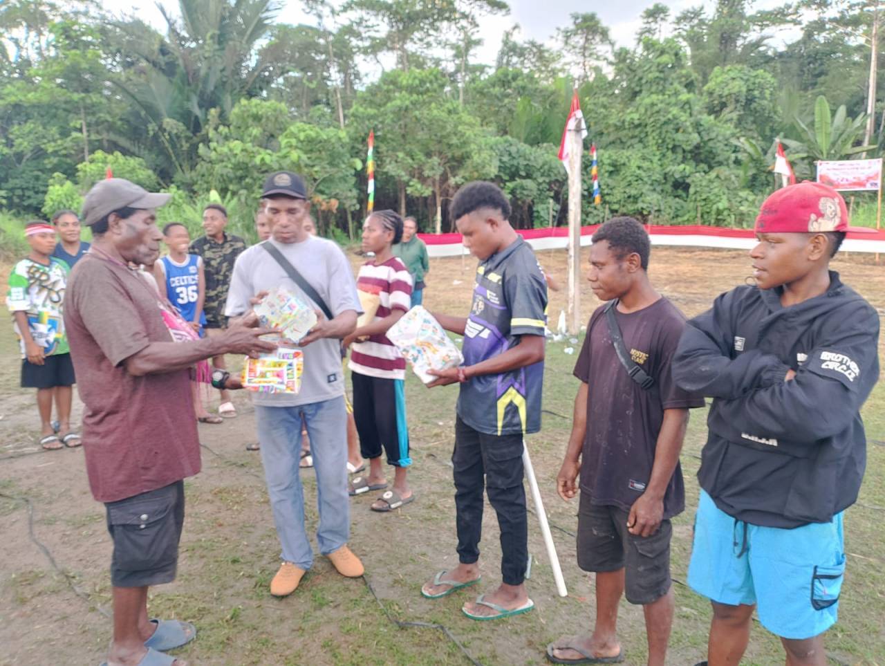 Peringati HUT ke-81 RI, Kepala Suku Kampung Suskun Keerom Gelar Lomba dan Bagikan Sembako untuk Pompa Semangat Nasionalisme Peringati HUT ke-81 RI, Kepala Suku Kampung Suskun Keerom Gelar Lomba dan Bagikan Sembako untuk Pompa Semangat Nasionalisme