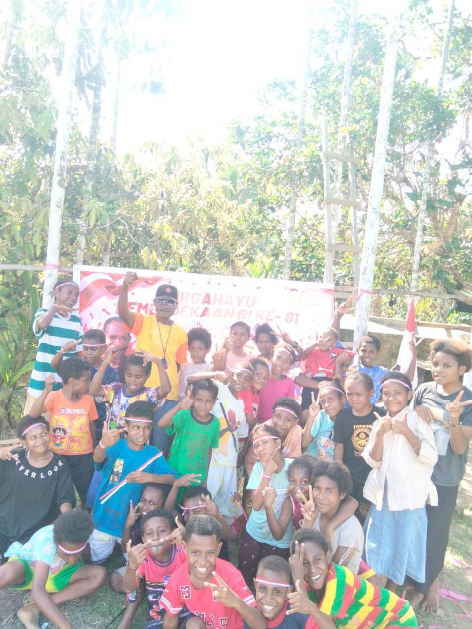 Berbagi Kebahagiaan HUT RI, Kepala Suku Senggi Gelar Lomba dan Pembagian Sembako