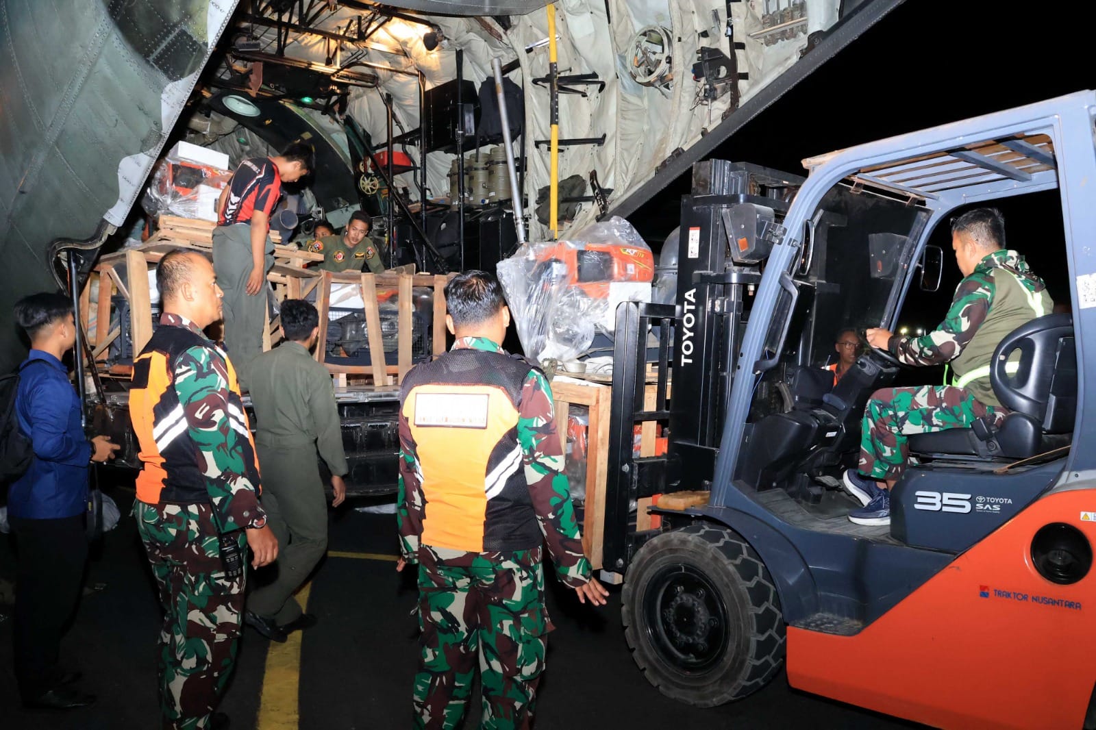 Menembus Langit Banua, Hercules TNI AU Bawa Bantuan Presiden RI untuk Penanganan Karhutla di Kalimantan Selatan