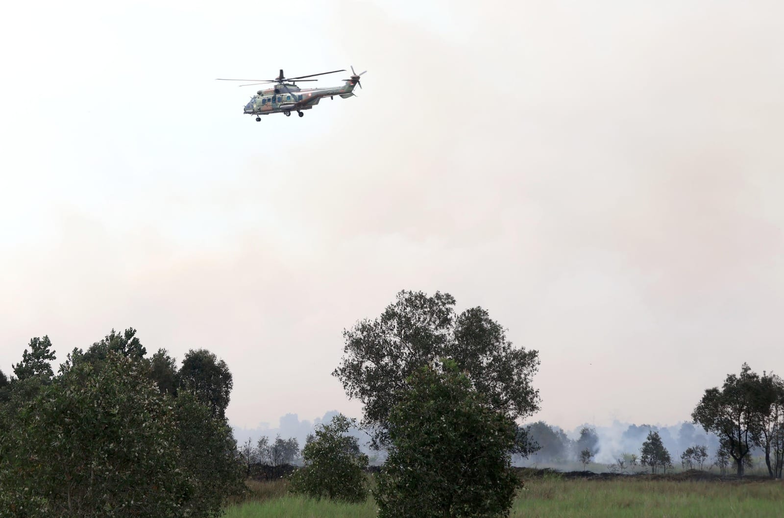 Pantau Dari Langit, Lanud Sjamsudin Noor Dukung Patroli Udara Helikopter Caracal TNI AU Dalam Penanganan Karhutla di Kasel