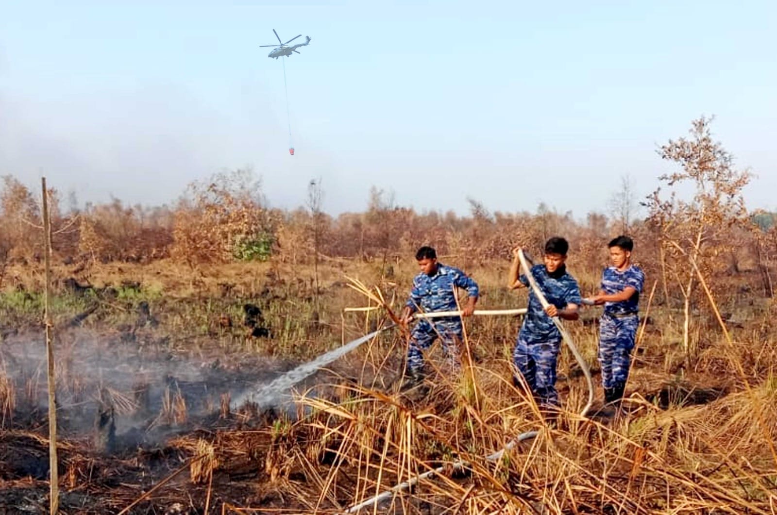 Pemadaman dan Pembasahan Lahan Gambut Diperkuat, Satgas Darat Lanud Sjamsudin Noor Berjibaku di Tengah Asap Tekan Dampak Karhutla di Kalsel