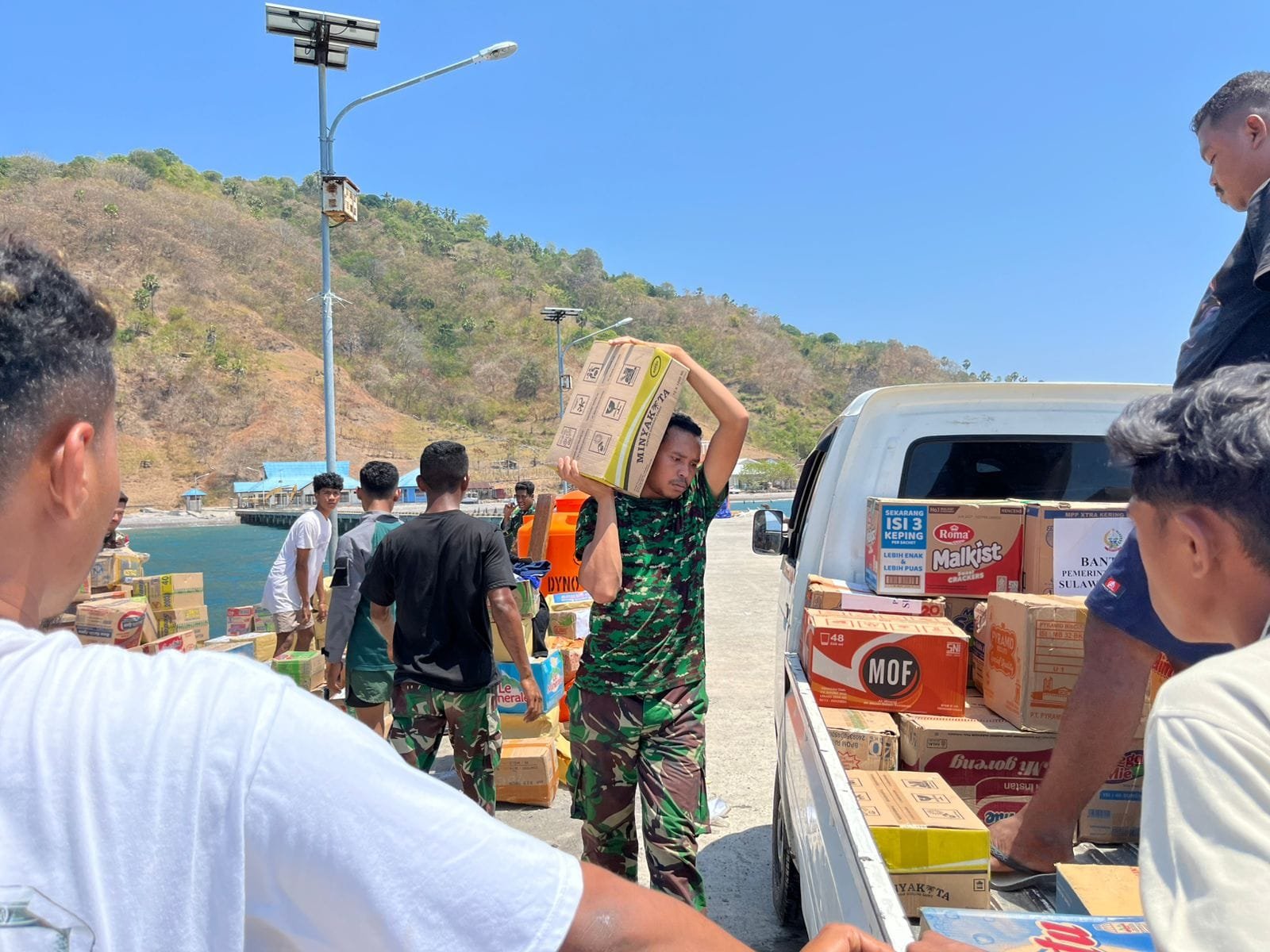 Hari Keenam Belas Penanganan Gempa NTT, 8.126 Personel TNI Dikerahkan dan 1.011,756 Ton Bantuan Disalurkan