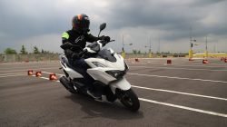 Motor Modern dengan Port Pengisian Daya USB Type-C