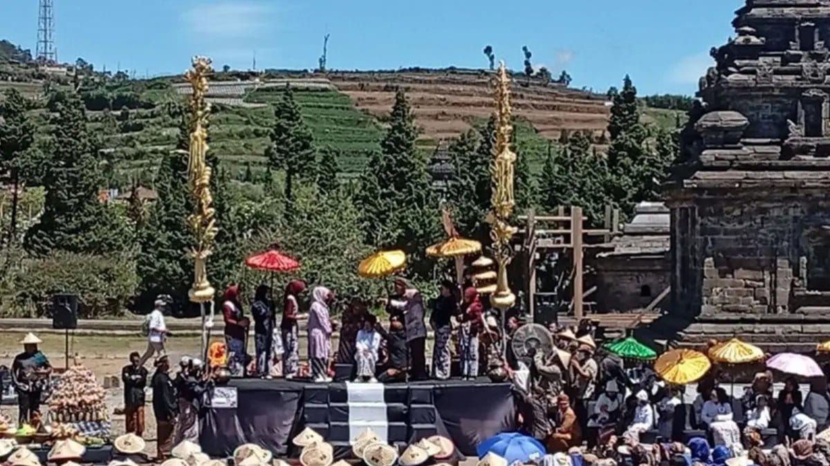 Pesona Ruwatan Anak Berambut Gimbal di Dieng Culture Festival 2026