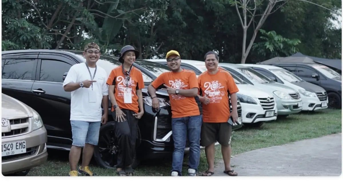 Kumpulan Mobil Kijang Innova dalam Acara 20 Tahun Innova Community di Bogor