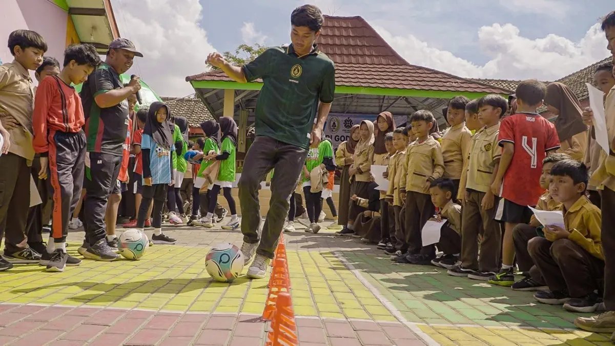 Semangat Baru di SDN Godean 2 Melalui PSS Sleman Academy Semangat Baru di SDN Godean 2 Melalui PSS Sleman Academy