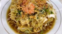 Menikmati Lontong Mie Khas Surabaya di Rumah Menikmati Lontong Mie Khas Surabaya di Rumah