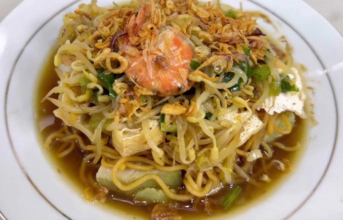 Menikmati Lontong Mie Khas Surabaya di Rumah Menikmati Lontong Mie Khas Surabaya di Rumah