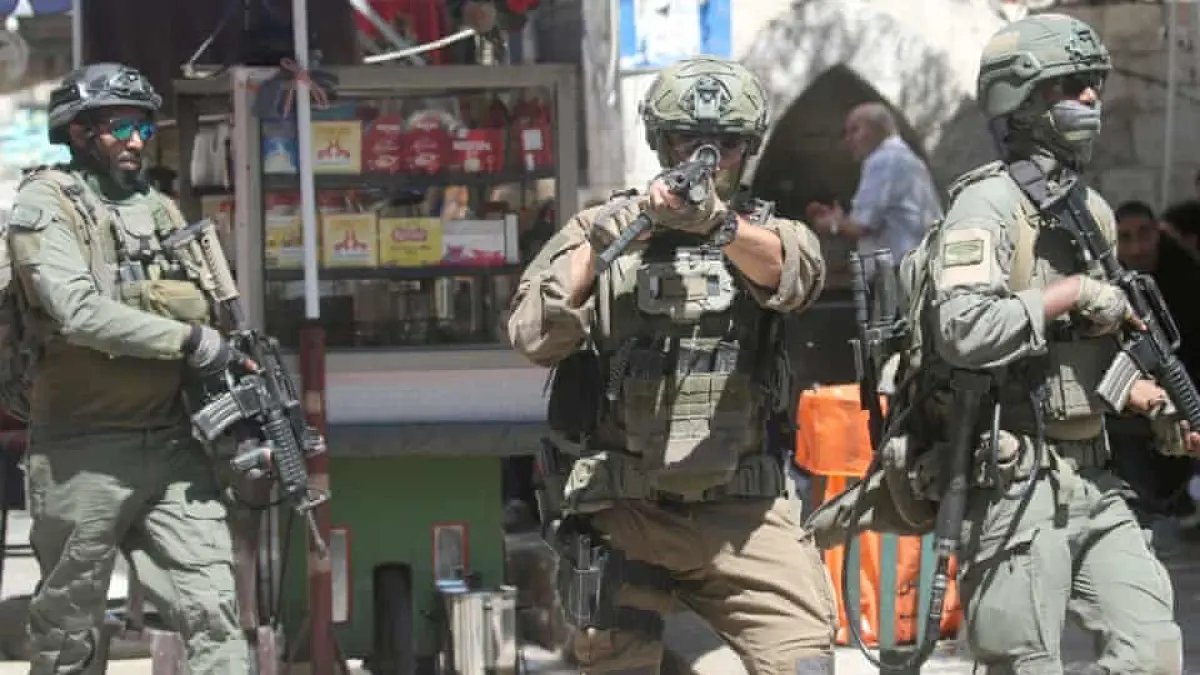 Penutupan Akses Desa Al-Mughayyir oleh Tentara Israel Penutupan Akses Desa Al-Mughayyir oleh Tentara Israel