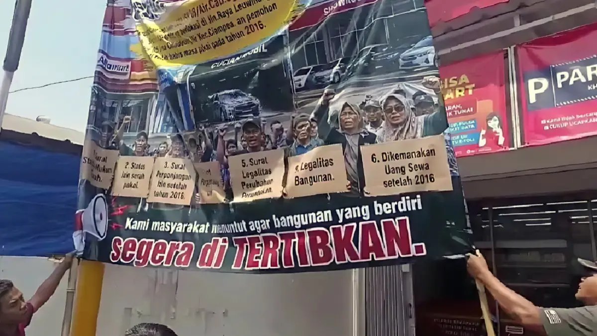 Protes Warga Ciampea Terhadap Minimarket