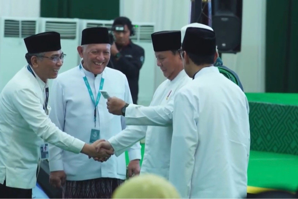 Prabowo Subianto Menerima Kartu Anggota NU di Muktamar