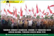 Tanamkan Semangat Kebangsaan, Danramil 01 Tenggarong Hadiri Gerakan Nasional Pembagian Bendera Merah Putih