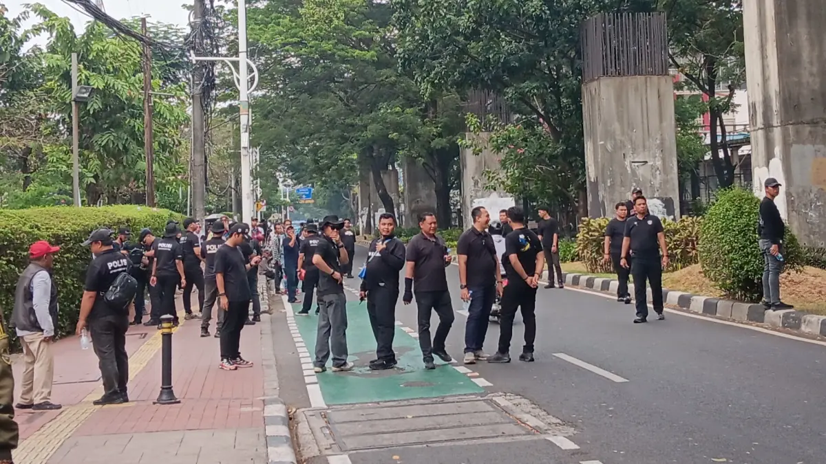 Pengamanan Polisi di Sekitar DPR: Mencegat dan Memeriksa Identitas Pengamanan Polisi di Sekitar DPR: Mencegat dan Memeriksa Identitas