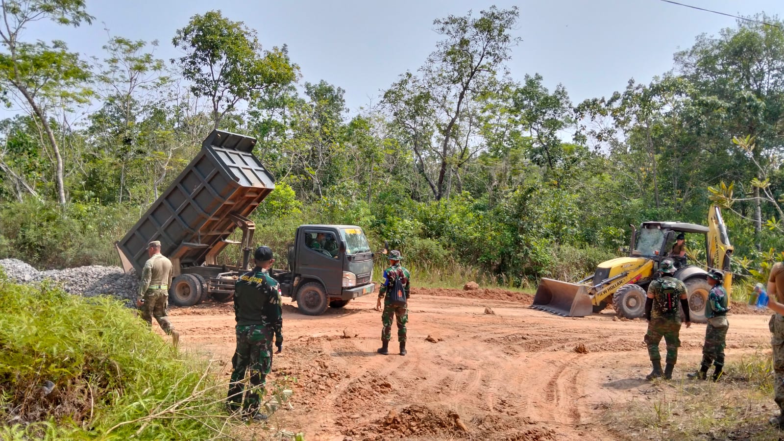 Wadan Kodiklat TNI Tinjau Proyek Pengerasan Jalan Encap Super Garuda Shield 2026 di Baturaja