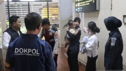 Polisi bantu balita yang sakit akibat tertahan di Bandara Soetta
