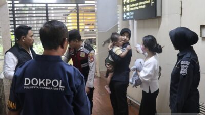 Polisi bantu balita yang sakit akibat tertahan di Bandara Soetta