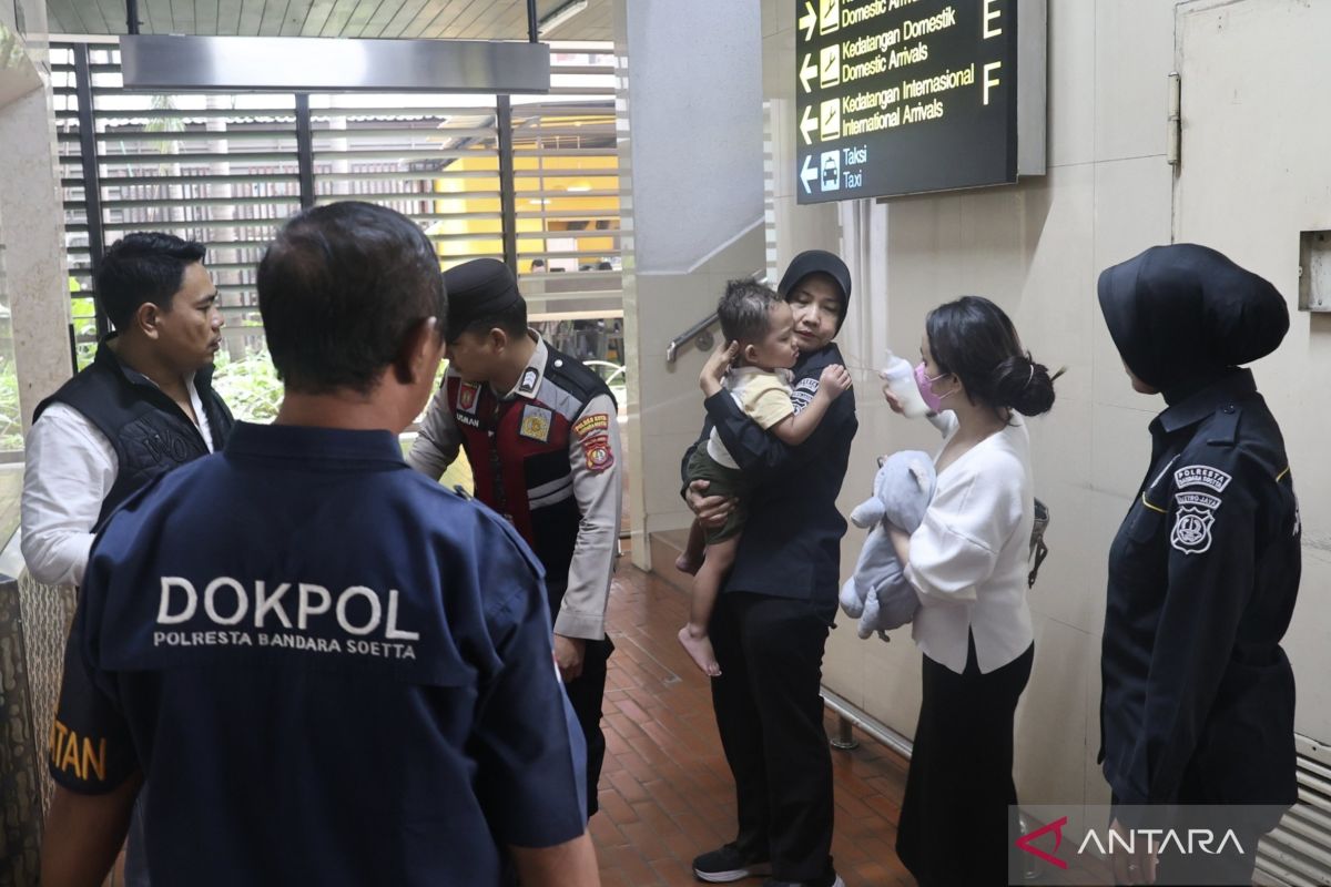 Polisi bantu balita yang sakit akibat tertahan di Bandara Soetta