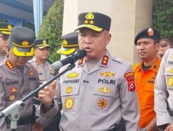 Namun, kondisi jarak pandang yang terbatas, gelombang tinggi, dan aktivitas erupsi membuat kapal kembali bersandar