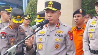 Namun, kondisi jarak pandang yang terbatas, gelombang tinggi, dan aktivitas erupsi membuat kapal kembali bersandar