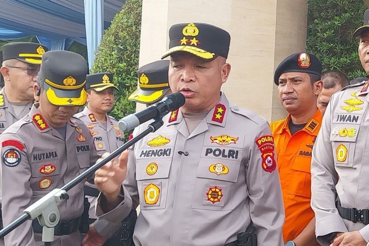 Namun, kondisi jarak pandang yang terbatas, gelombang tinggi, dan aktivitas erupsi membuat kapal kembali bersandar