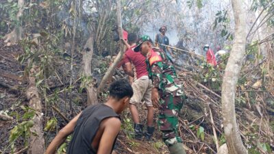 Babinsa dan Warga Dua Desa Gotong Royong Padamkan Kebakaran Lahan di Sekitar Pipa Air Bersih