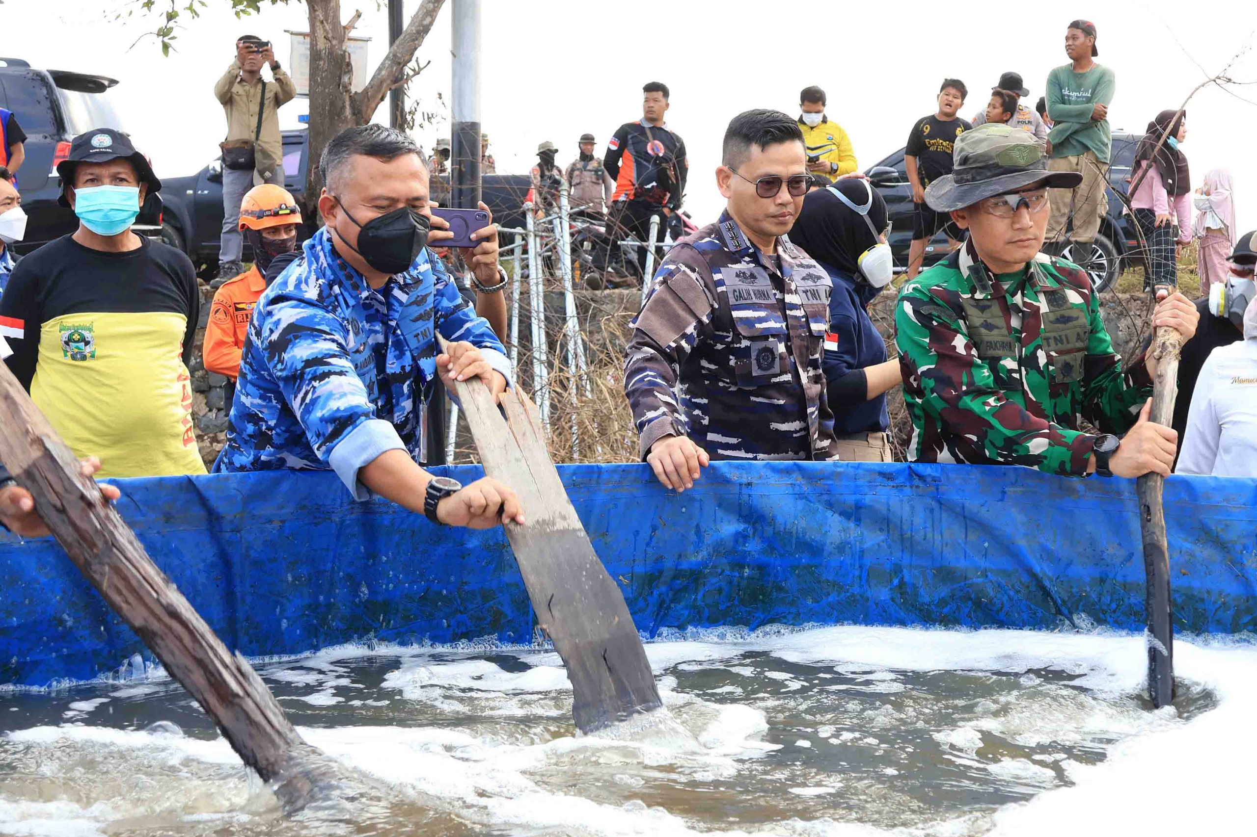 Gunakan Cairan Khusus, Metode Undercooling Dikerahkan; Gubernur, Danlanud, dan Forkopimda Kalsel Bersinergi di Titik Api Atasi Karhutla