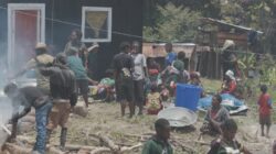 Babinsa 1714-01/Mulia Ulia Pererat Kemanunggalan TNI–Rakyat Melalui Anjangsana dan Bantuan Sembako di Kampung Kulon Enggame, Distrik Pagaleme