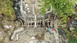 Kodim 1714/Puncak Jaya Gandeng Masyarakat Binaan Membangun Jembatan Merah Putih di Kampung Kulok Enggame