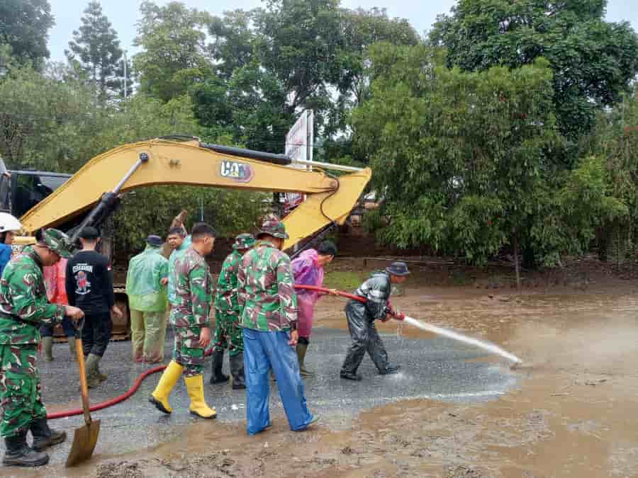 Gerak Cepat TNI Bantu Tangani Dampak Banjir Bandang di Kabupaten Solok Sumbar