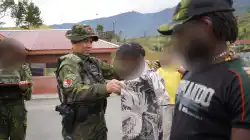 Memilih Jalan Damai, Empat Anggota OPM Puncak Jaya Serahkan Senjata kepada Pangkoops TNI Habema dan Kembali ke Masyarakat